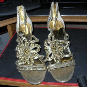 Nina Gold Metallic studded heels SZ 6.5 - Like New